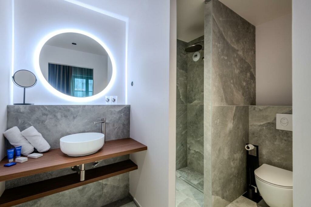 Visite de l'entreprise Guitton Menuiserie. Entreprise familiale créée en 1920.(1) dec2024