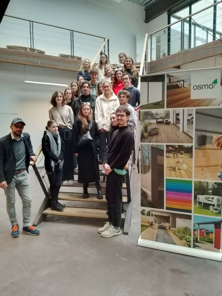 intervenant OSMO entreprise allemande spécialisée dans les produits de finition et rénovation du bois avec les A3 en cours Matériaux. 20-11-2024. (1)