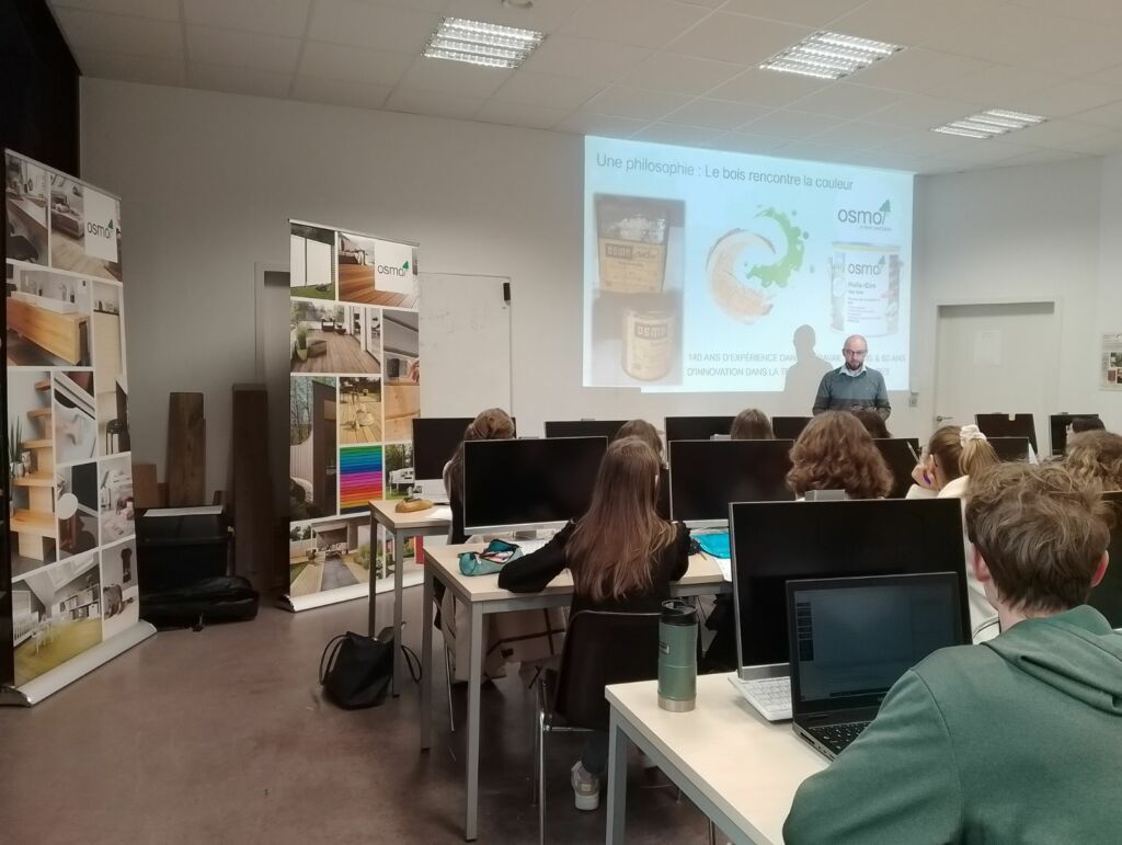 intervenant OSMO entreprise allemande spécialisée dans les produits de finition et rénovation du bois avec les A3 en cours Matériaux. 20-11-2024. (2)